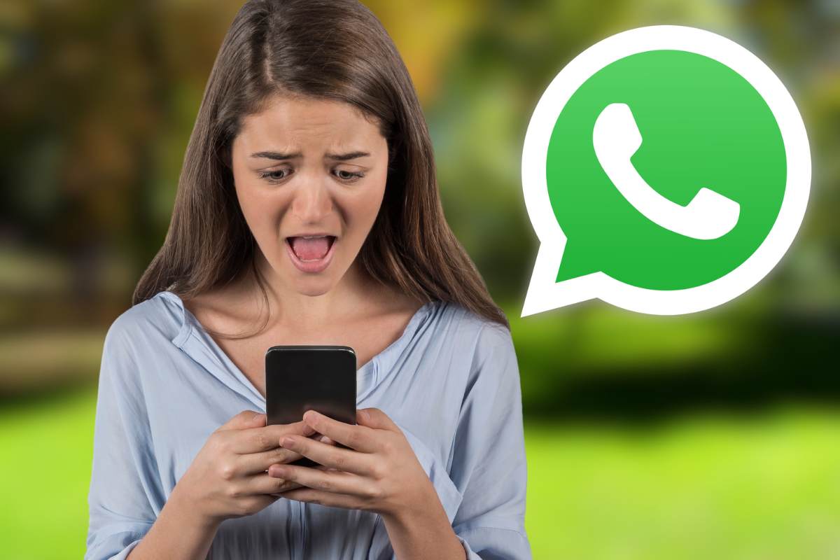 ragazza col telefono e logo whatsapp