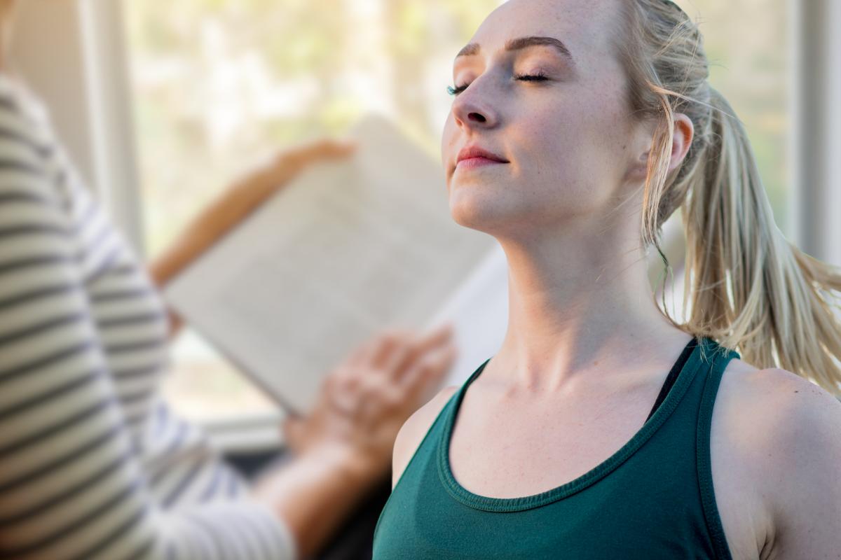 ragazza in primo piano con occhi chiusi